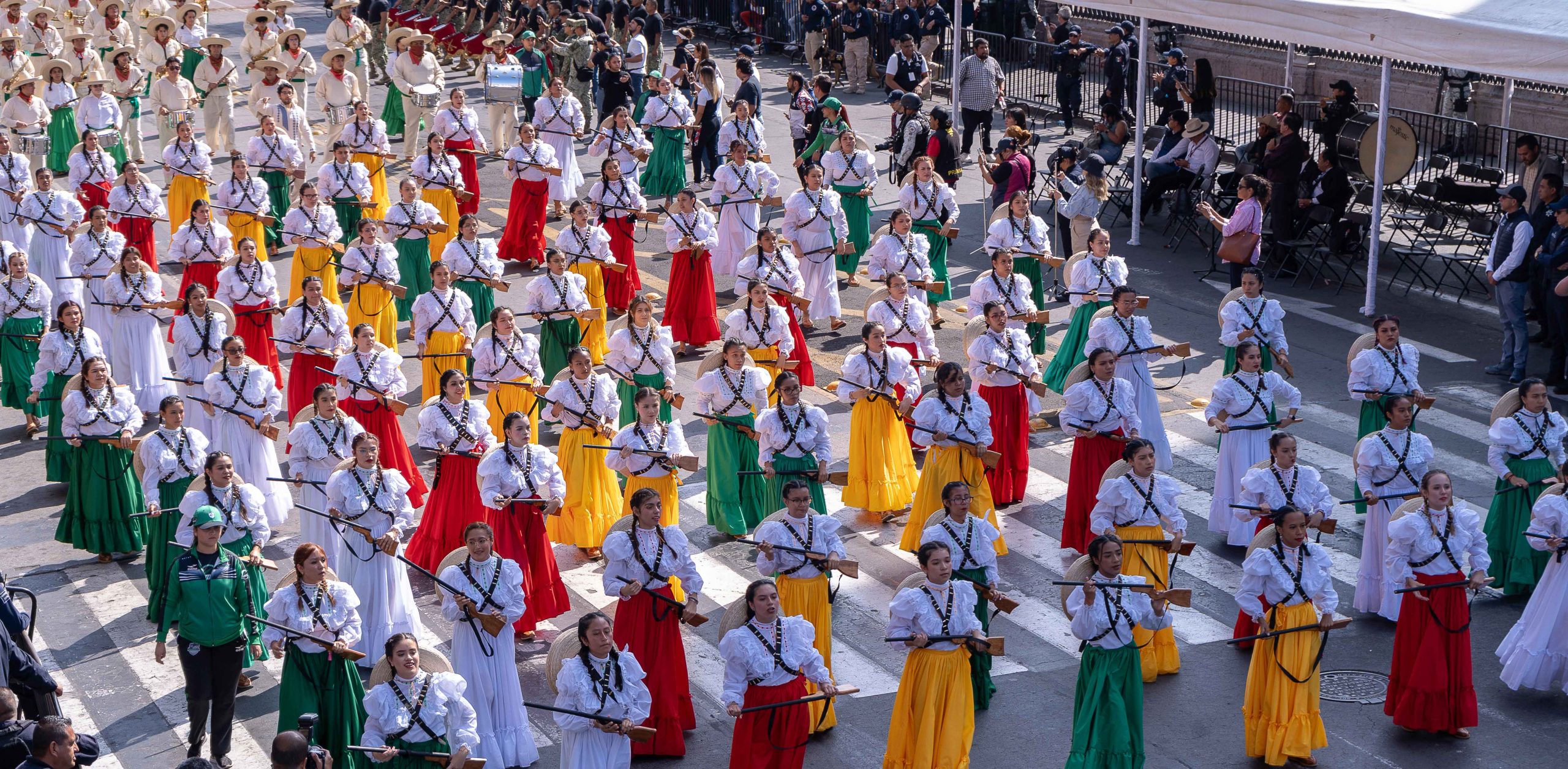 Universidad Montrer rinde homenaje a los ferrocarrileros en el desfile cívico-deportivo del 114.º aniversario de la Revolución Mexicana