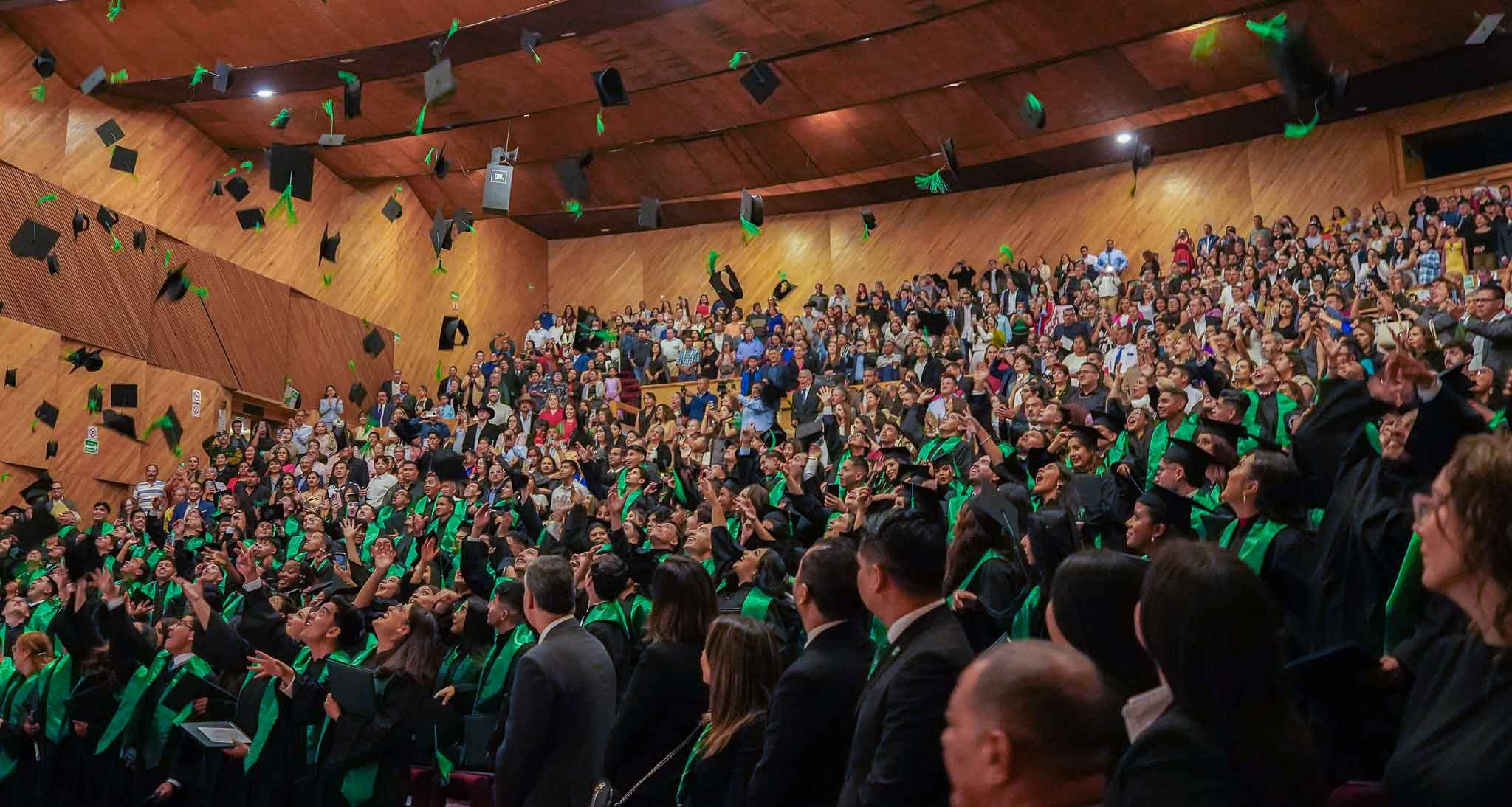 Finalizamos el ciclo escolar con significativas ceremonias de graduación para Preparatoria, Licenciatura y Posgrados