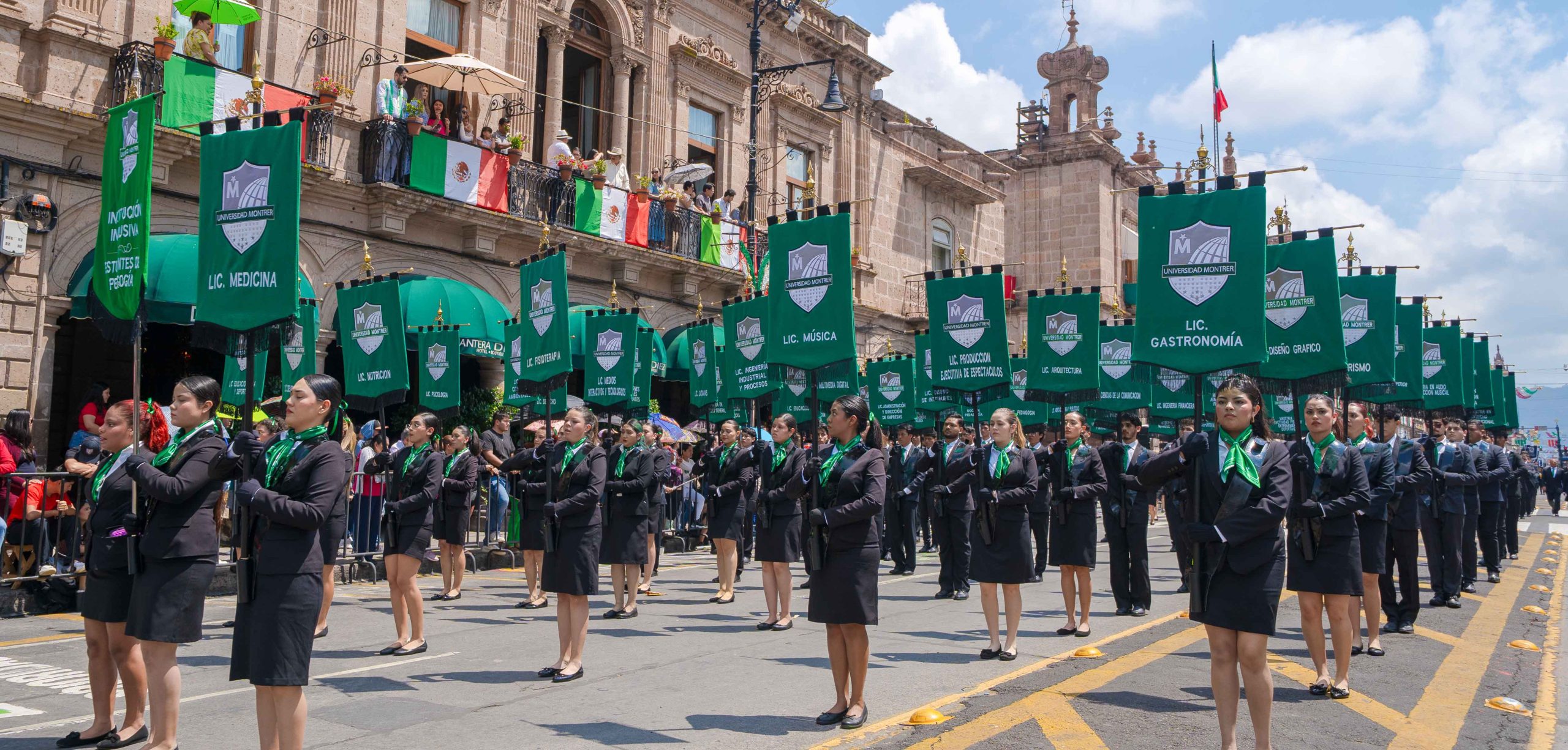Universidad Montrer participa en el desfile cívico-militar del 215 aniversario de la Independencia de México
