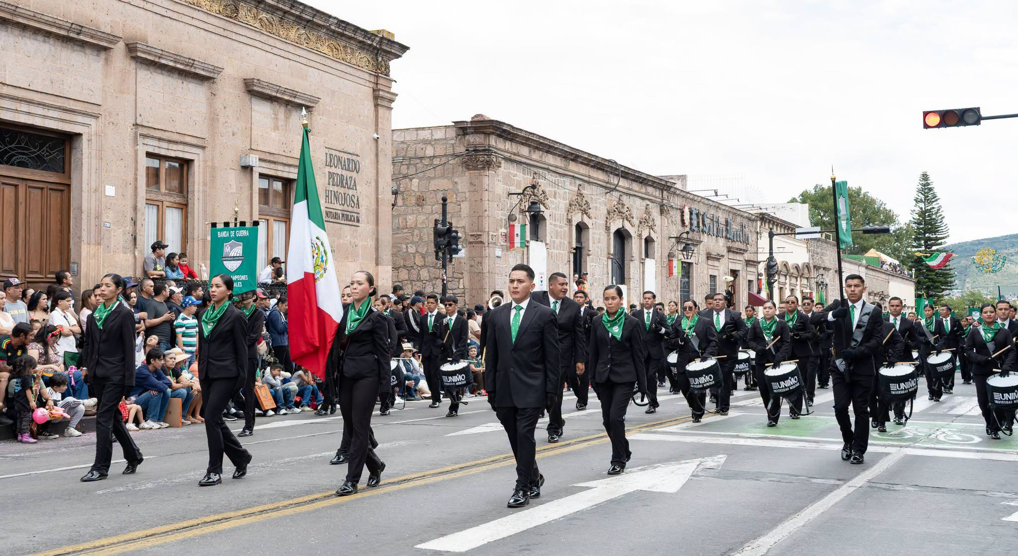Preparatoria y Universidad Montrer participan en el Desfile Cívico-Militar por el 261.º Aniversario del Natalicio de Morelos